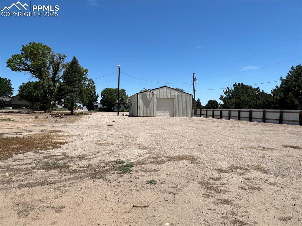 Image 32 of 42: Yard