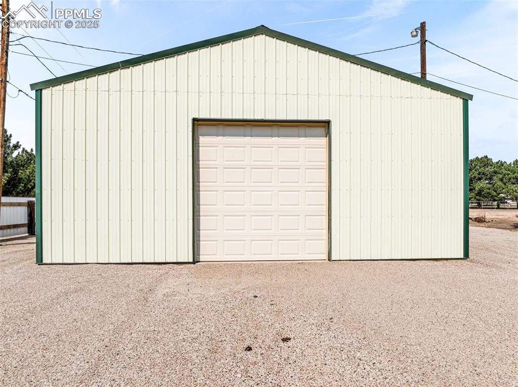 Image 36 of 42: Garage