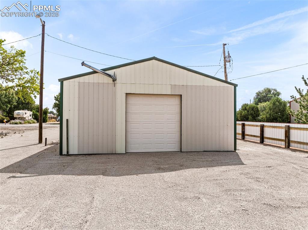 Image 39 of 42: Garage