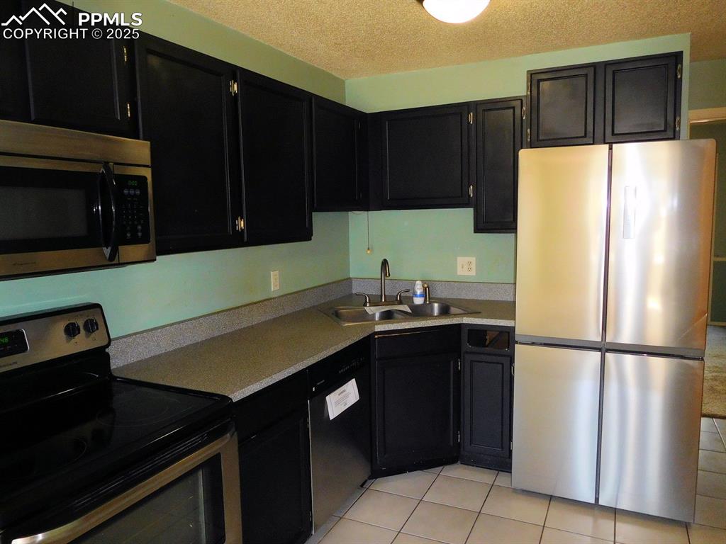 Image 5 of 9: Kitchen