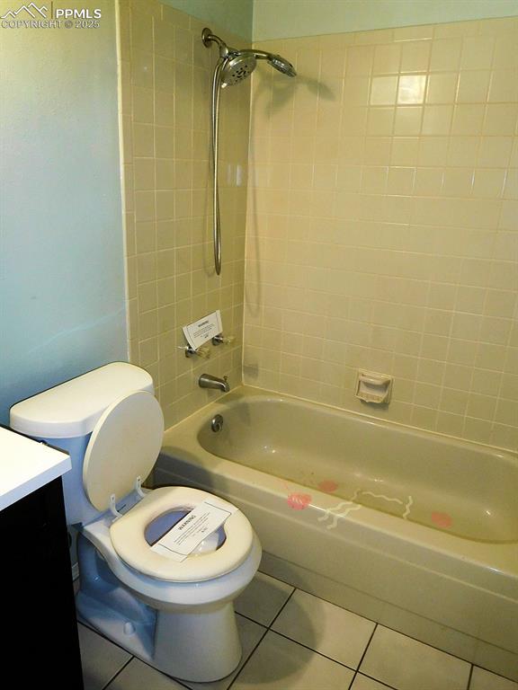 Image 6 of 9: Bathroom