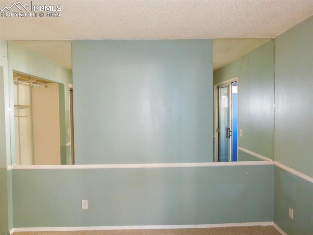 Image 7 of 9: Bedroom