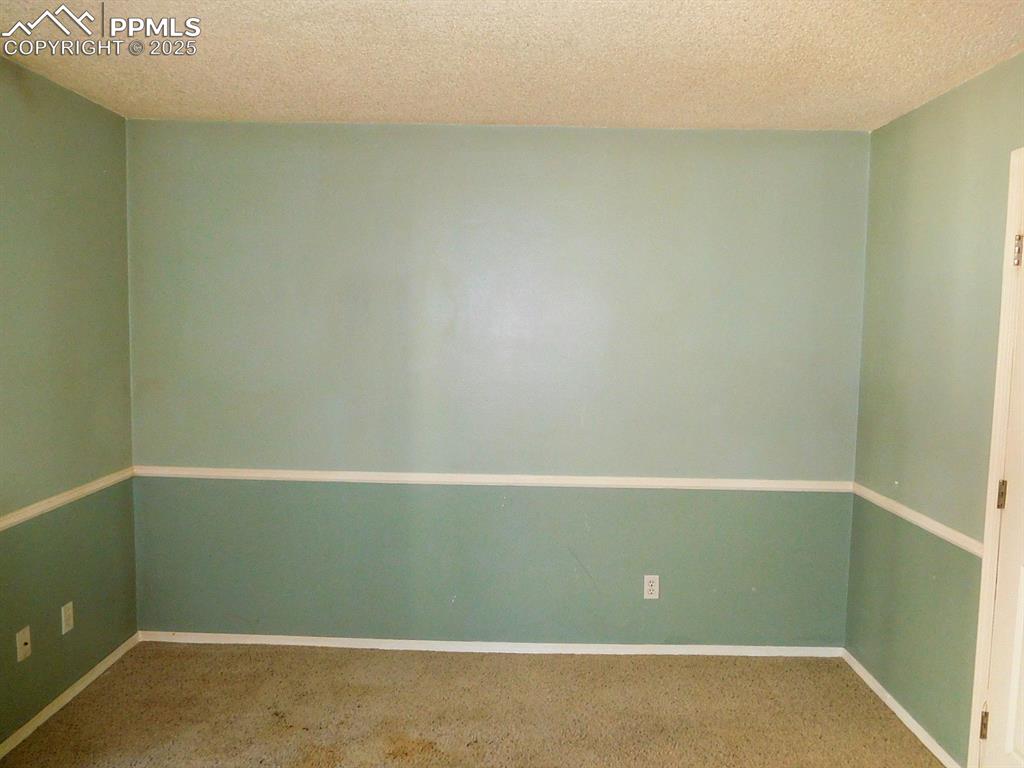 Image 8 of 9: Bedroom