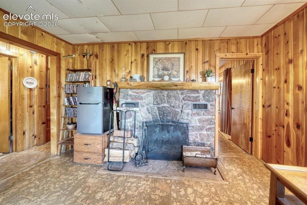 Image 15 of 36: Living Room