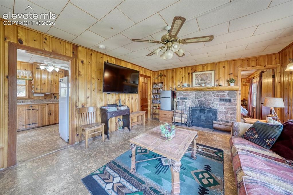 Image 16 of 36: Living Room
