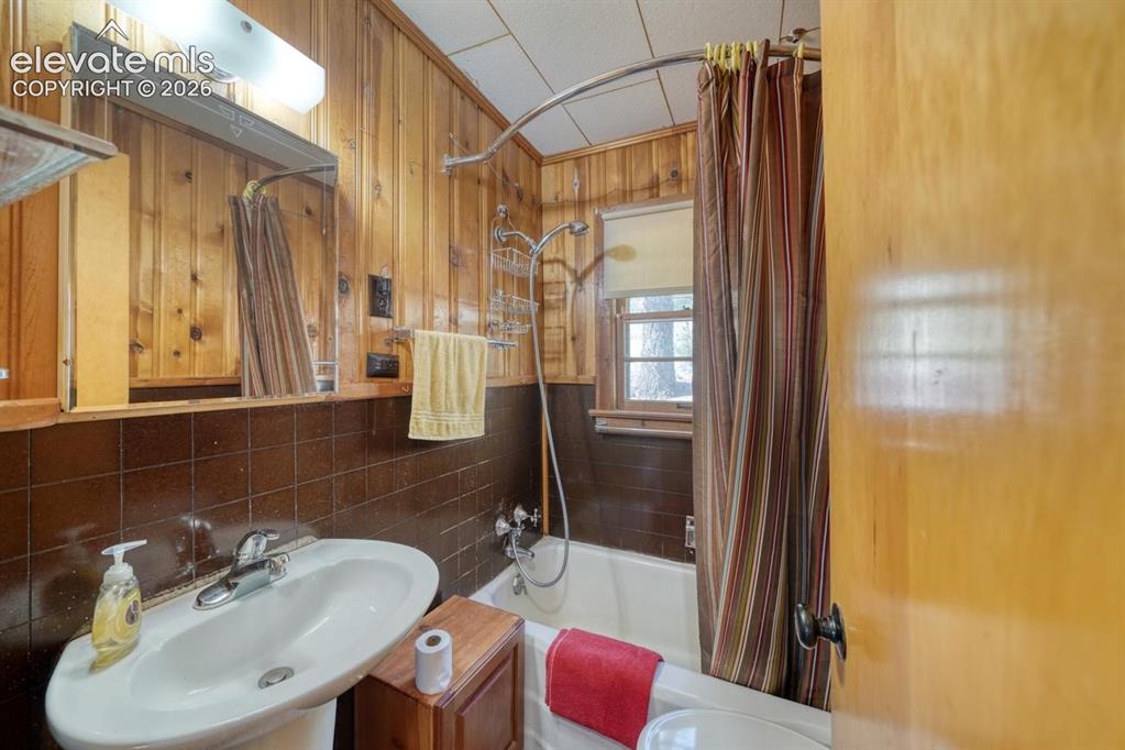 Image 18 of 36: Bathroom