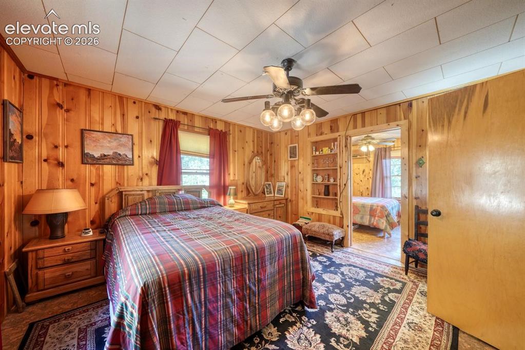 Image 19 of 36: Bedroom