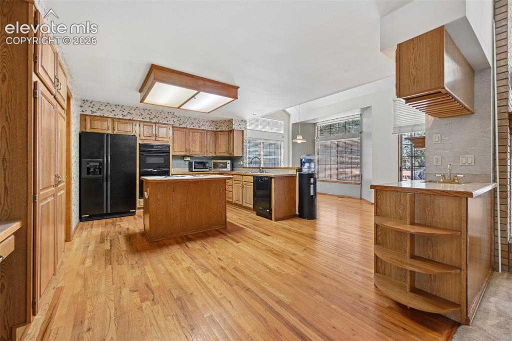 Image 15 of 50: Kitchen