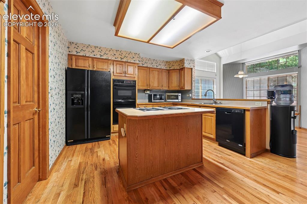 Image 16 of 50: Kitchen