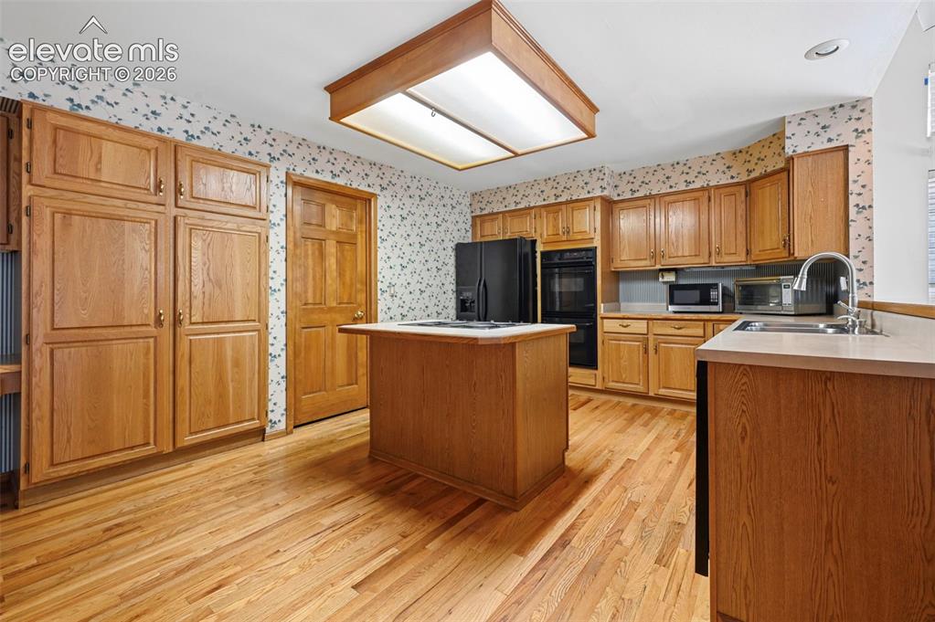 Image 17 of 50: Kitchen
