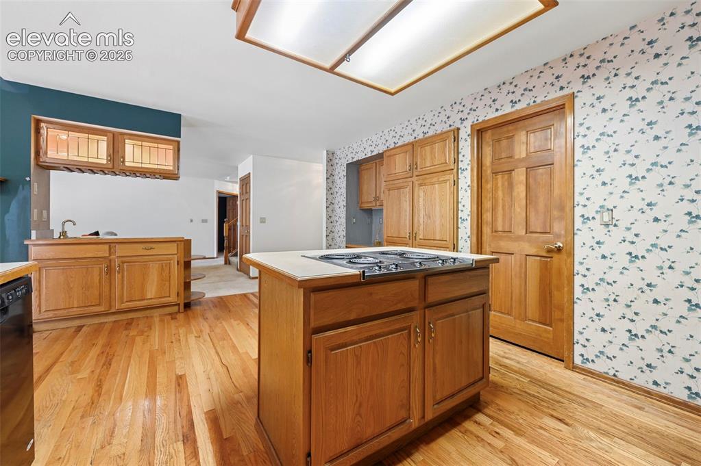 Image 19 of 50: Kitchen