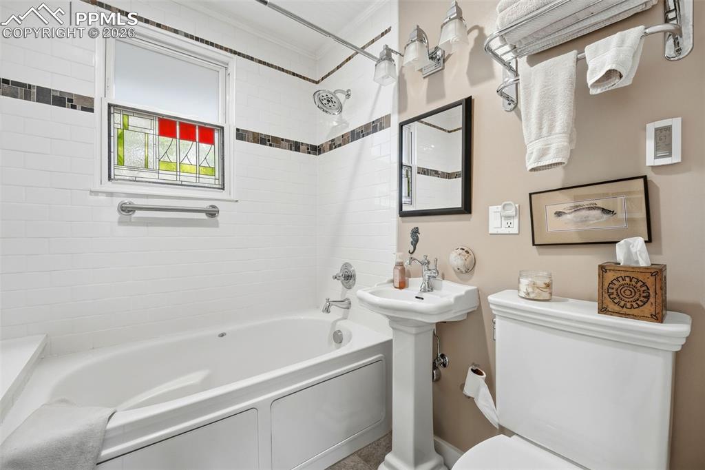 Image 13 of 44: Bathroom