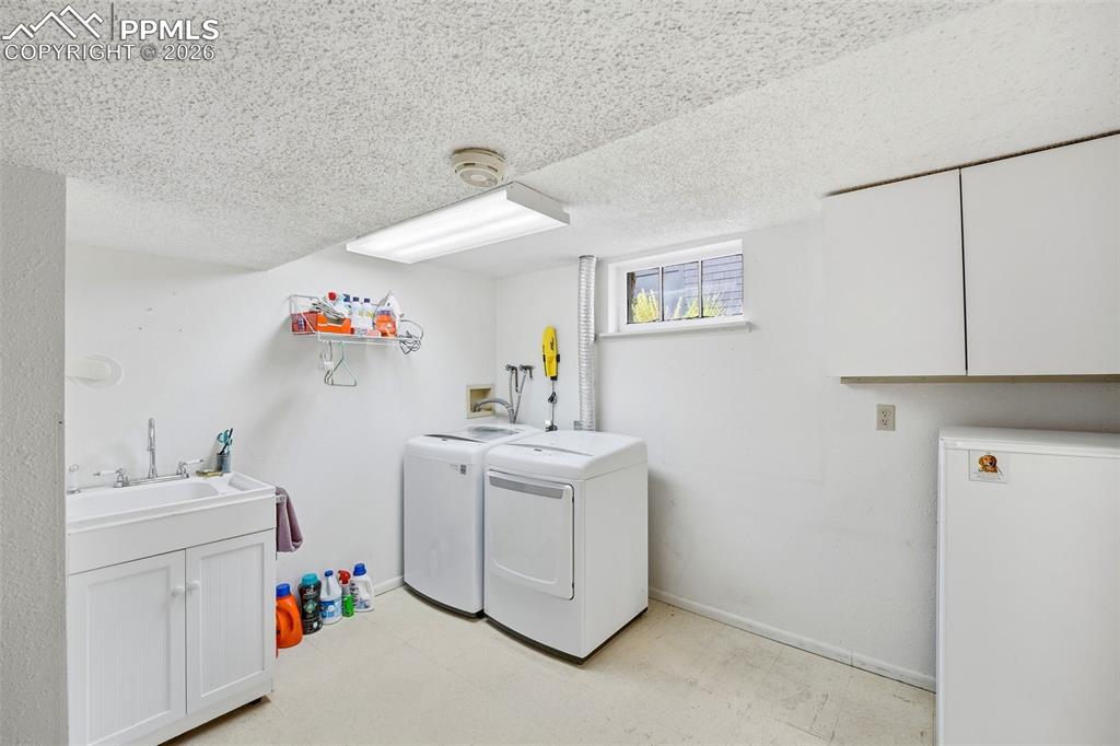 Image 21 of 44: Laundry