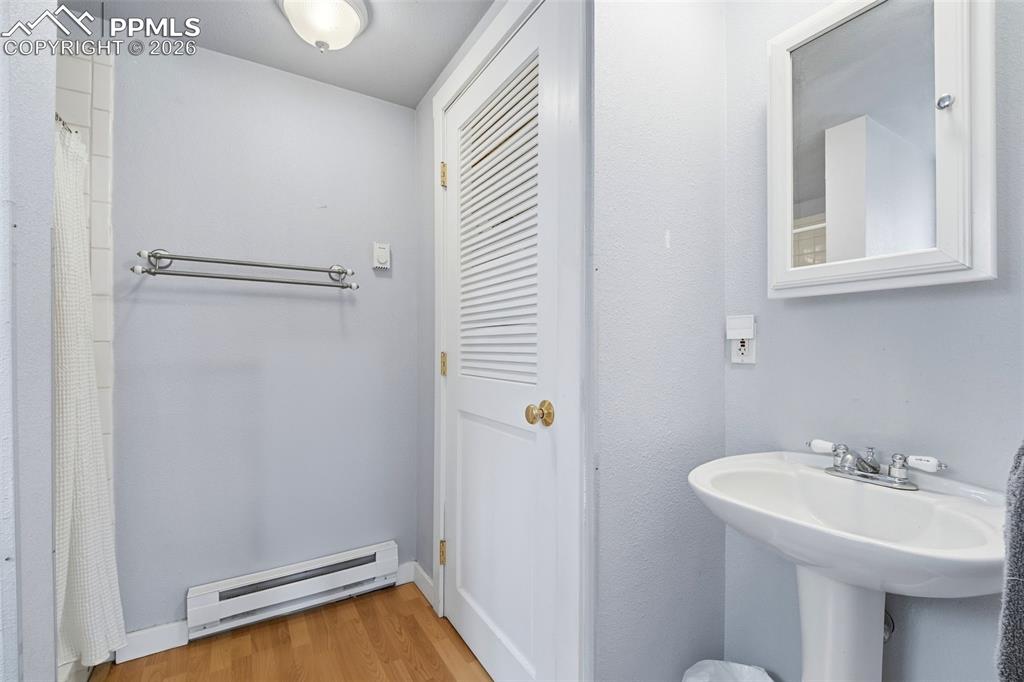 Image 25 of 44: Bathroom