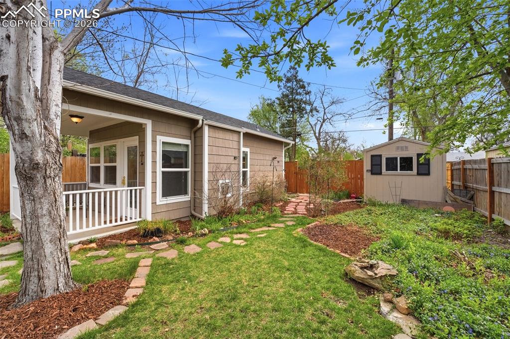 Image 29 of 44: Yard