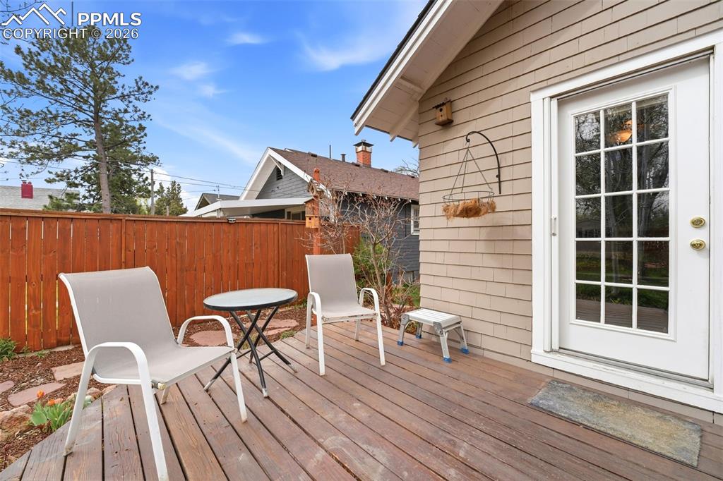 Image 32 of 44: Deck