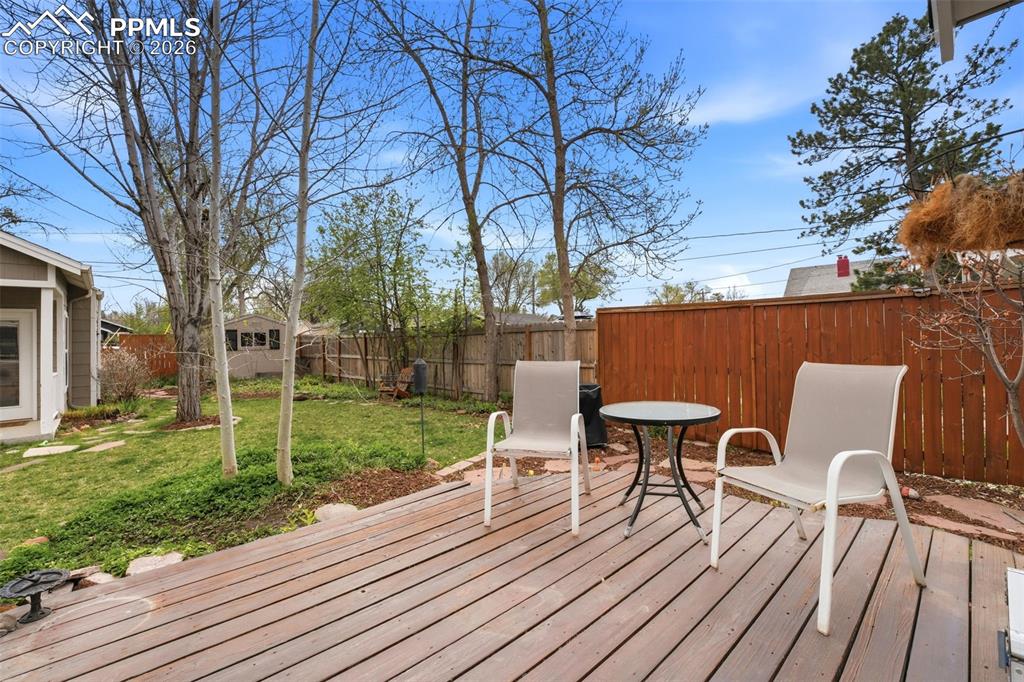 Image 33 of 44: Deck