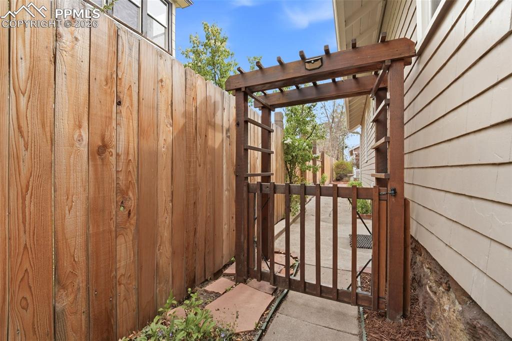 Image 34 of 44: Entry