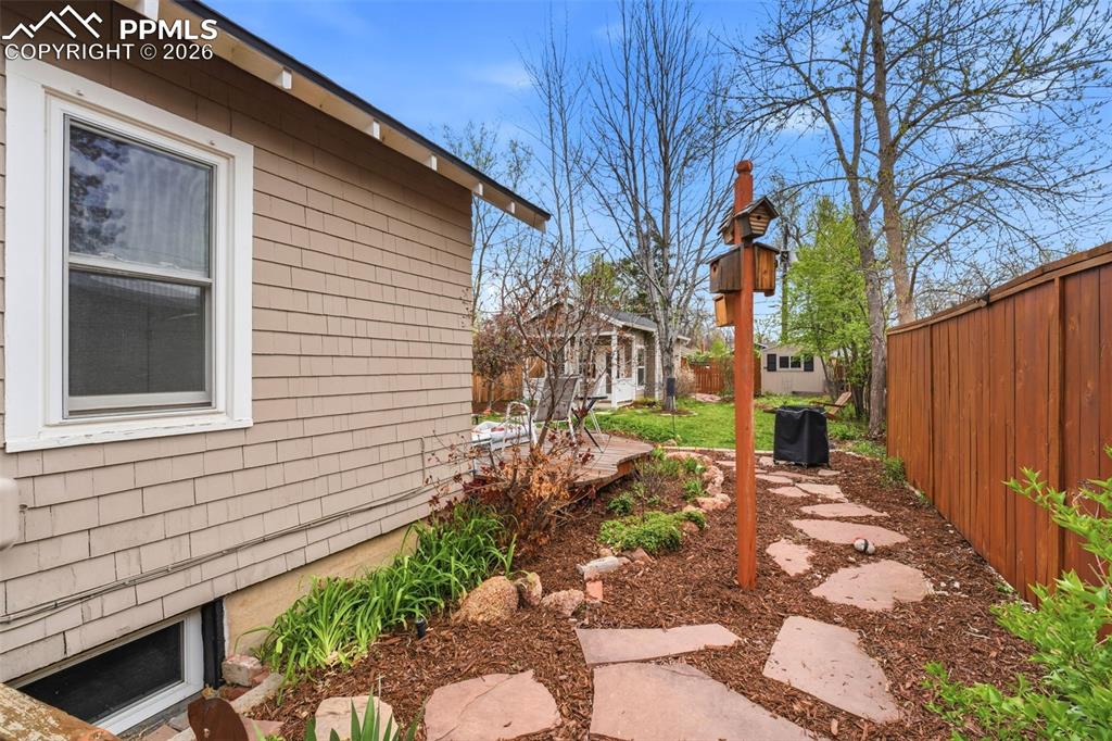 Image 35 of 44: Yard