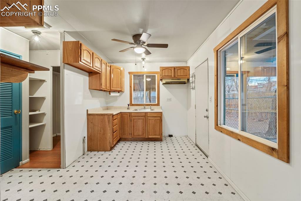 Image 14 of 41: Kitchen