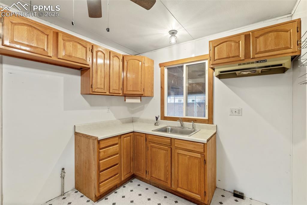 Image 16 of 41: Kitchen