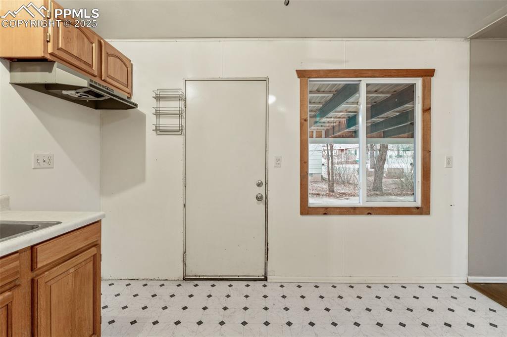 Image 17 of 41: Kitchen