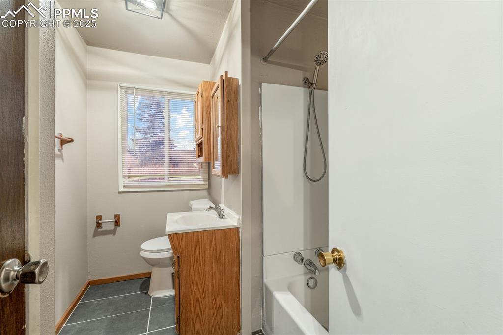 Image 23 of 41: Bathroom