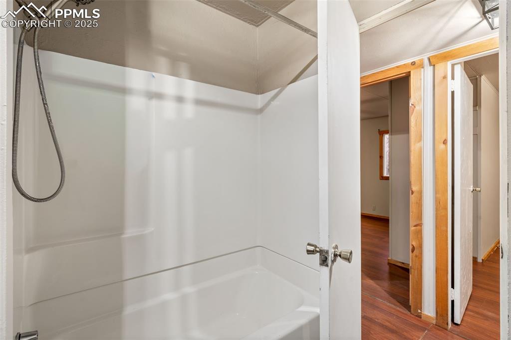 Image 25 of 41: Bathroom