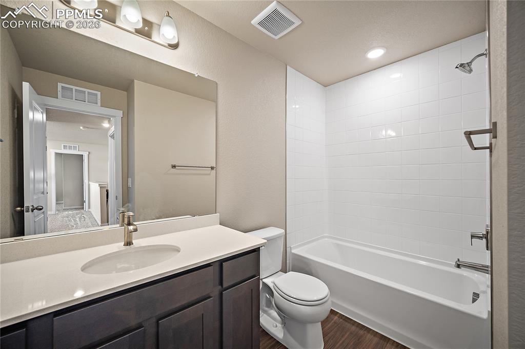 Image 27 of 39: Bathroom