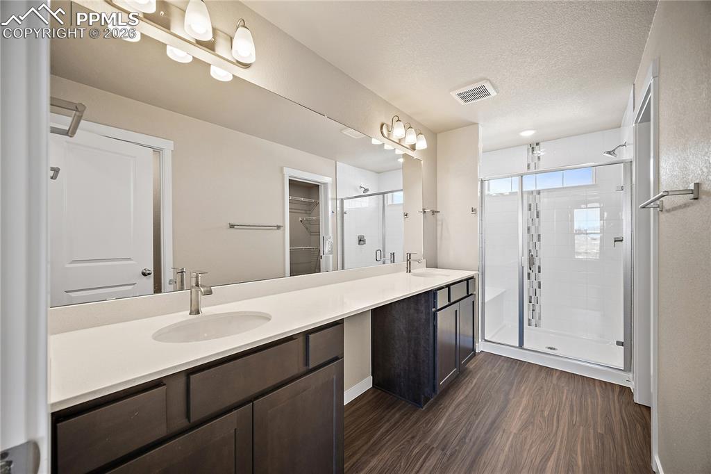 Image 31 of 39: Bathroom