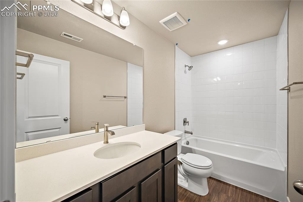 Image 37 of 39: Bathroom