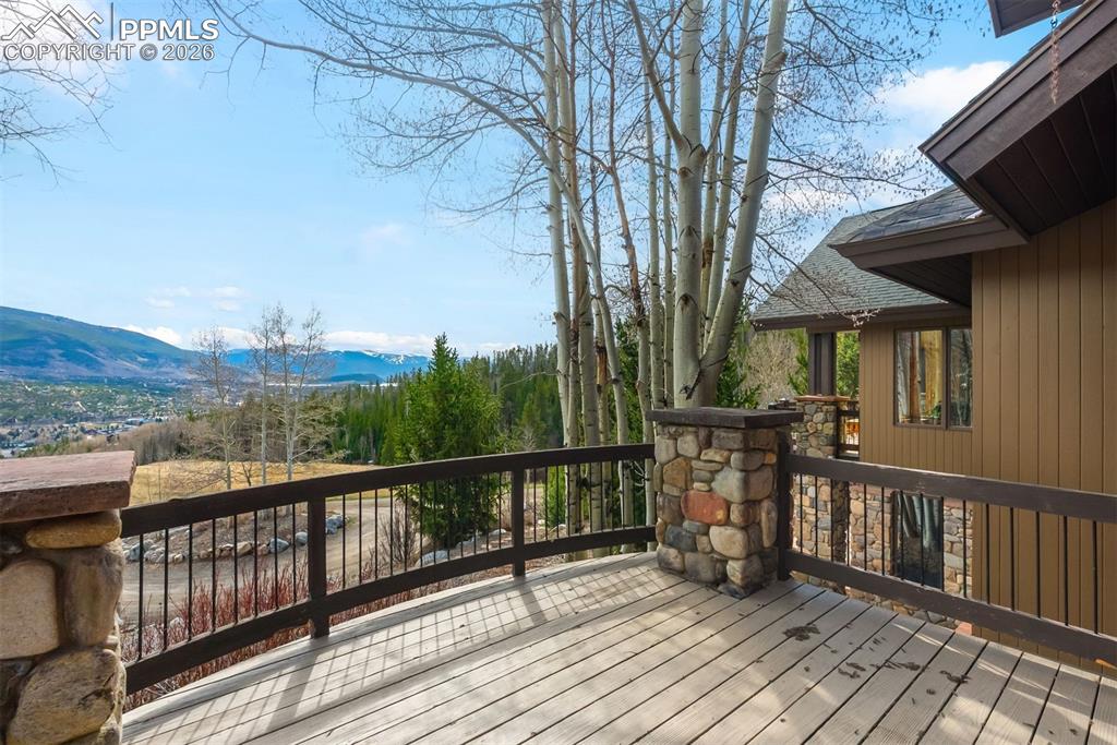 Image 11 of 50: Deck