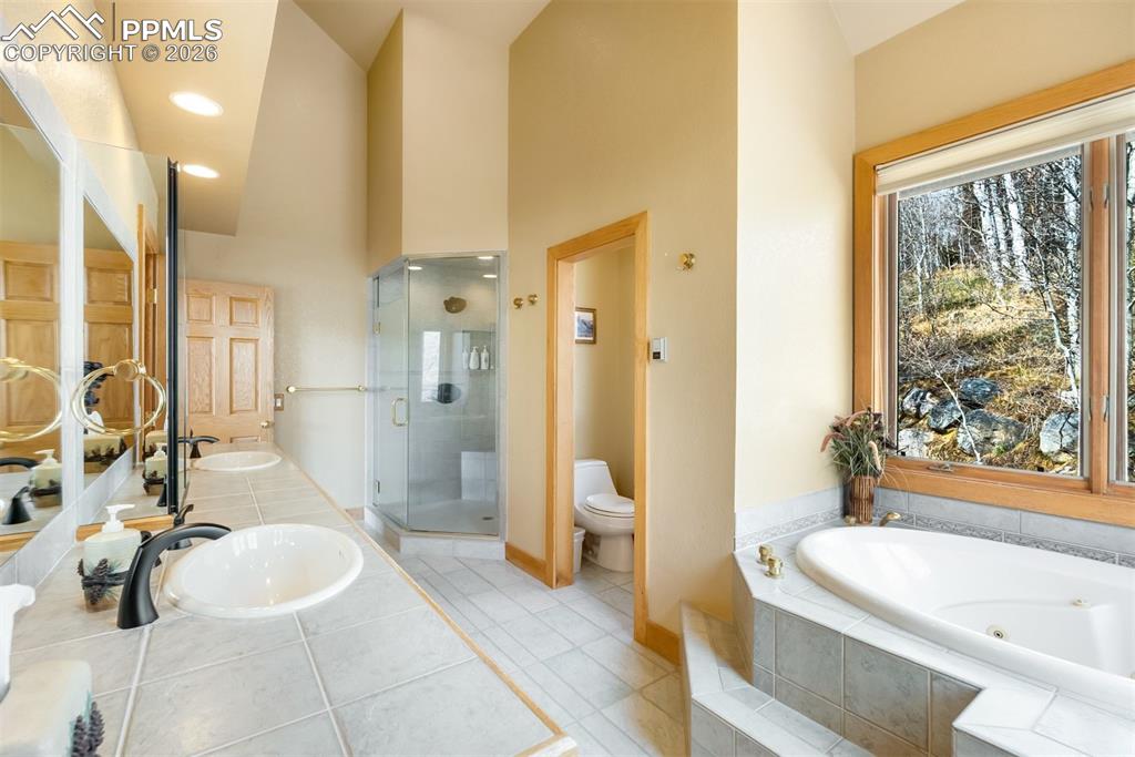 Image 15 of 50: Bathroom