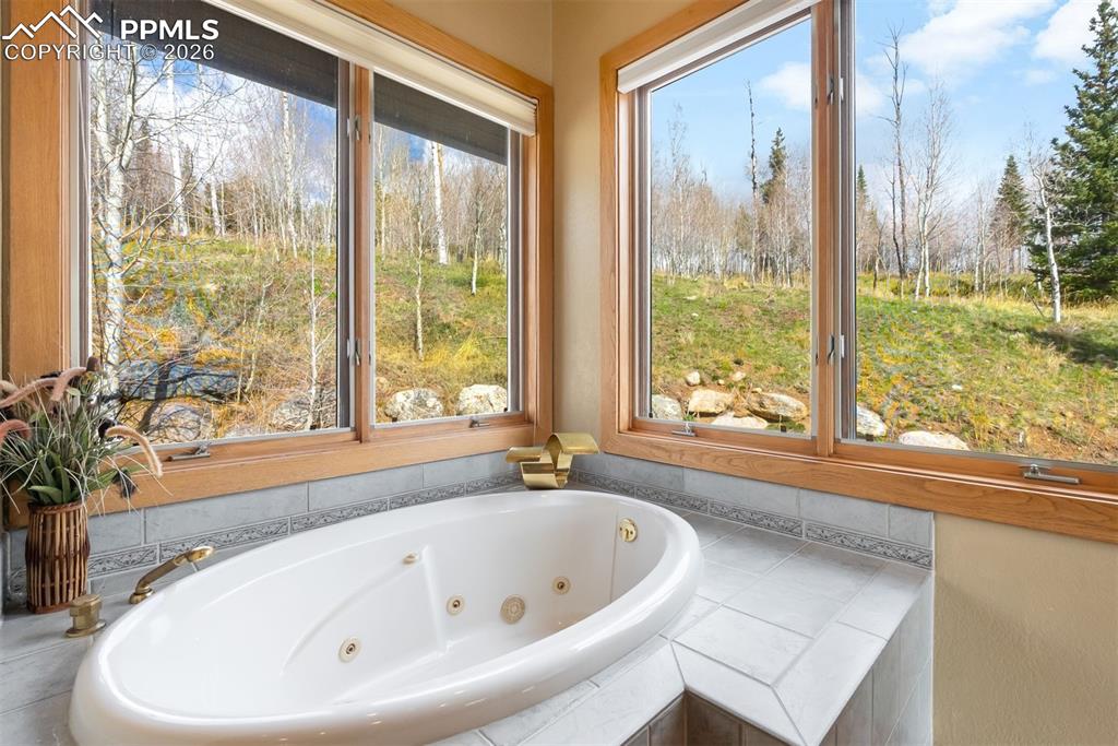 Image 16 of 50: Bathroom