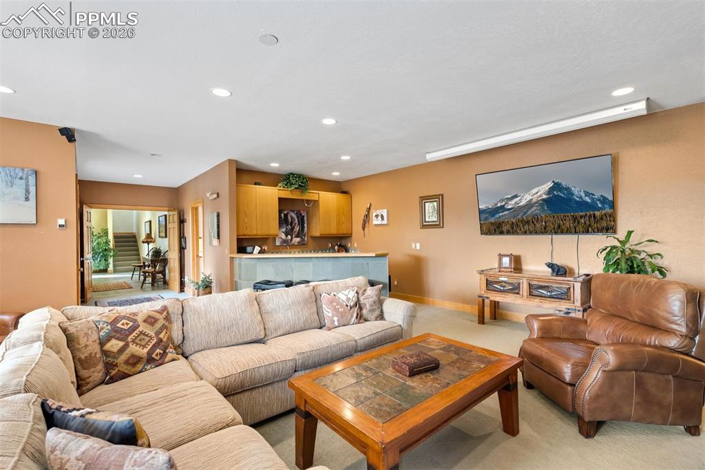 Image 25 of 50: Living Room