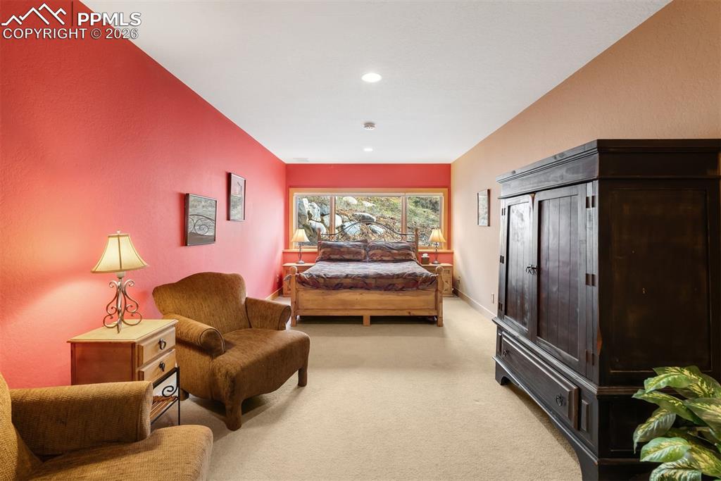 Image 30 of 50: Bedroom