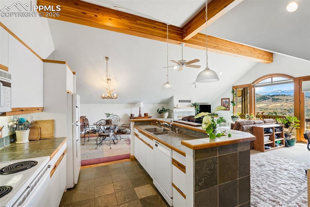 Image 35 of 50: Kitchen