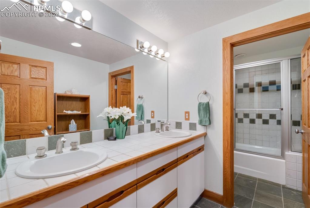 Image 38 of 50: Bathroom