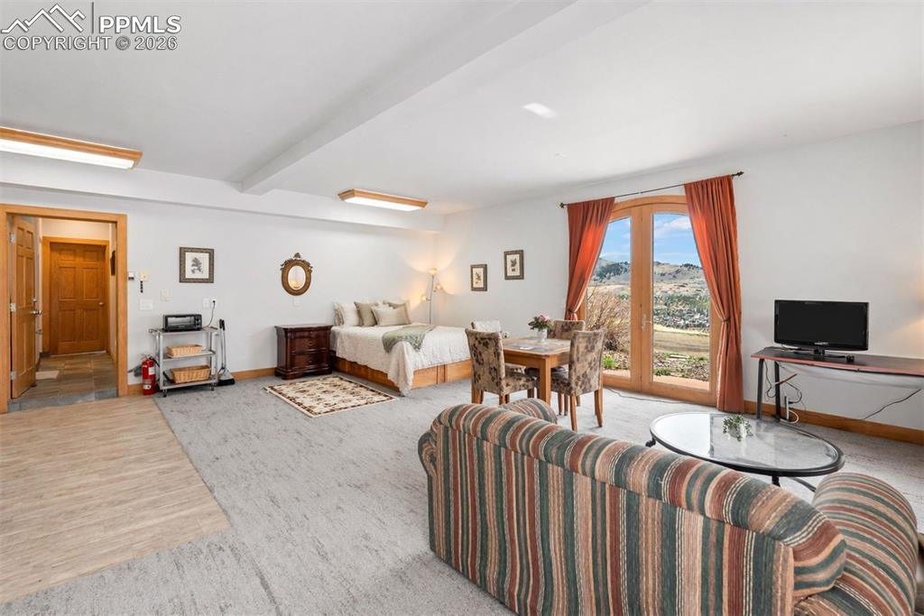 Image 40 of 50: Living Room