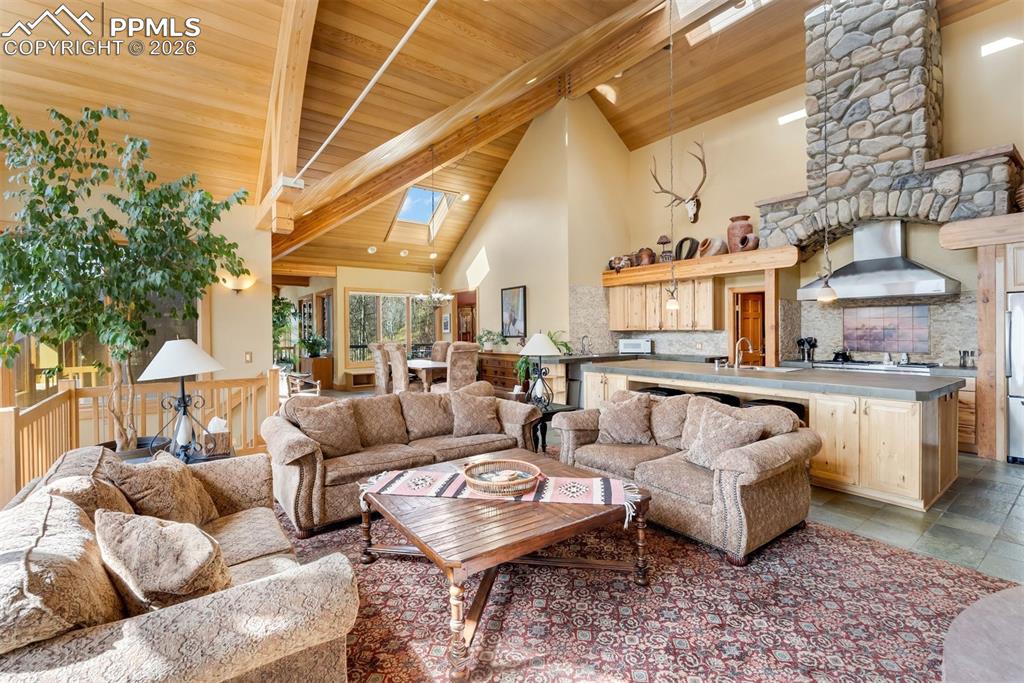 Image 7 of 50: Living Room