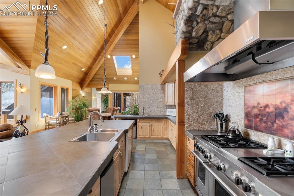 Image 8 of 50: Kitchen