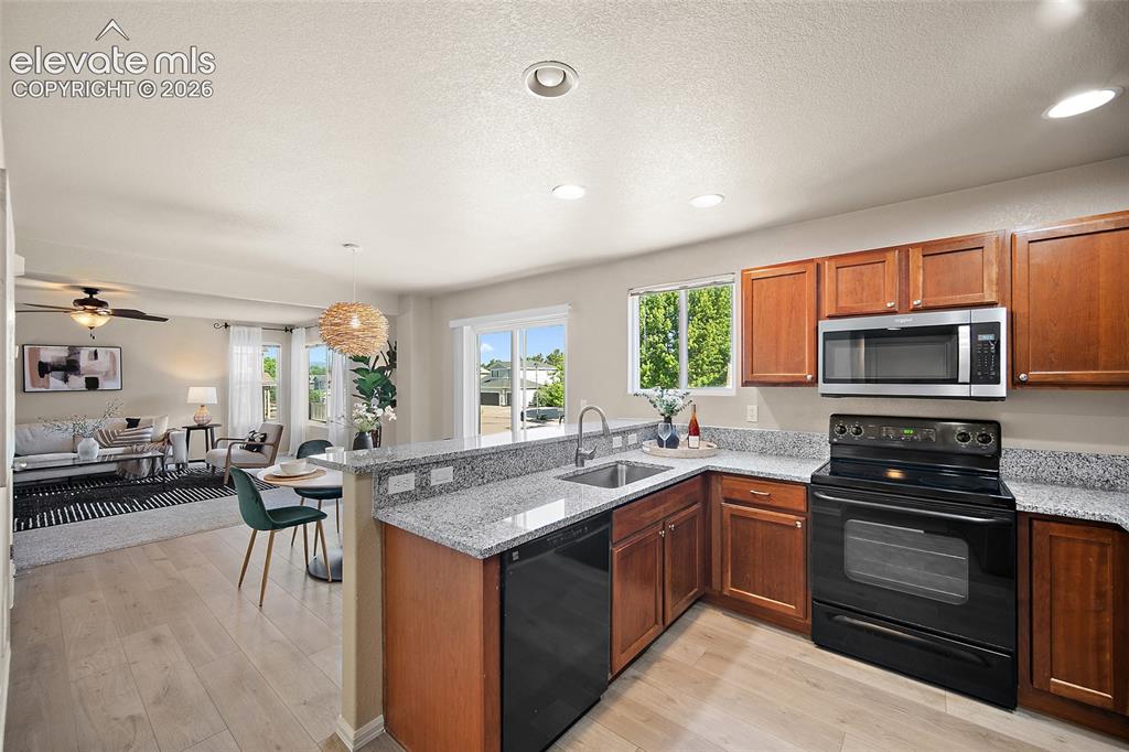 Image 10 of 24: Kitchen