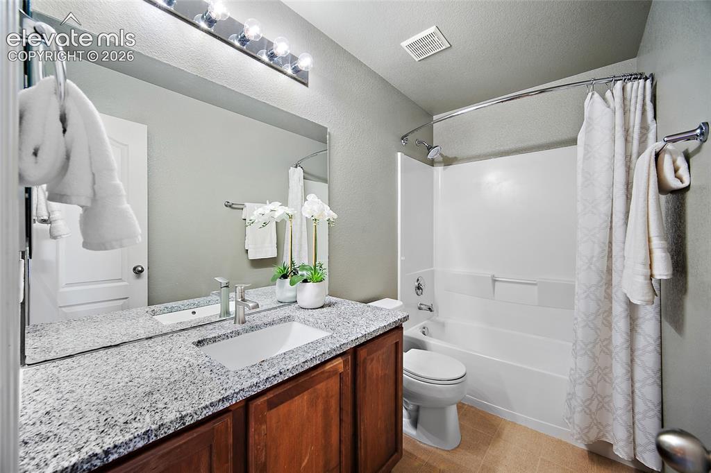 Image 14 of 24: Bathroom