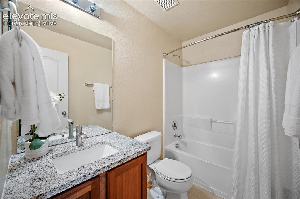 Image 22 of 24: Bathroom