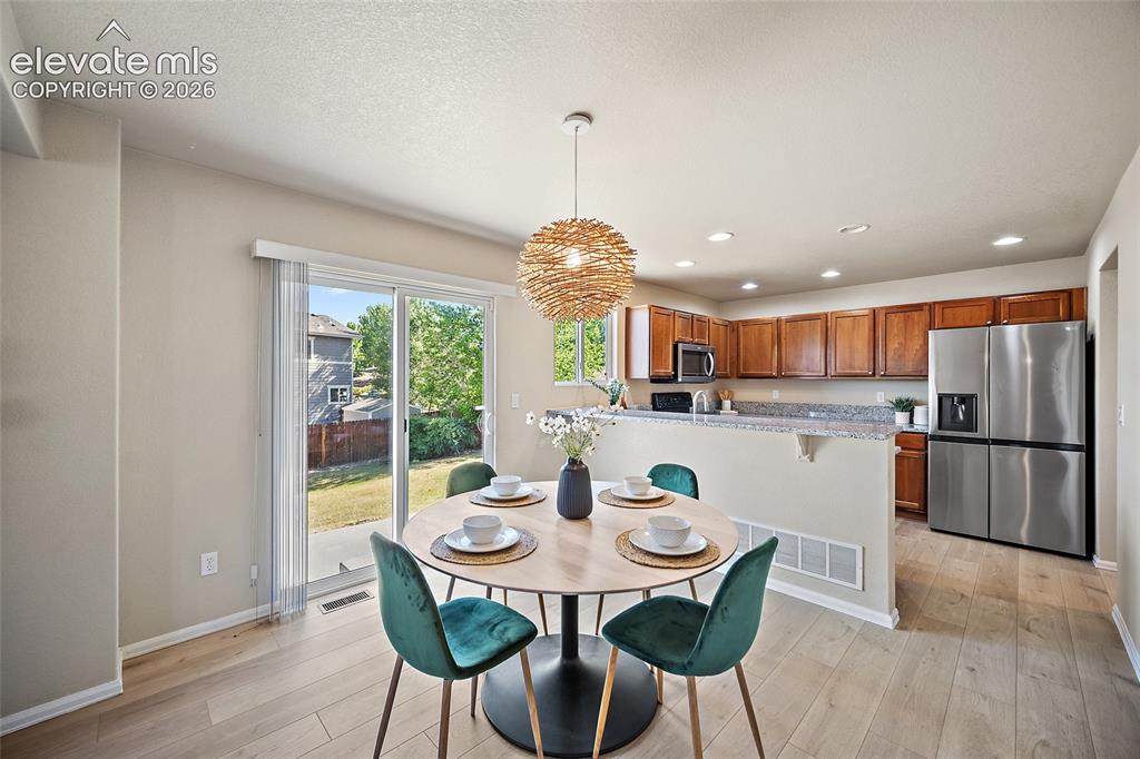 Image 4 of 24: Dining Area