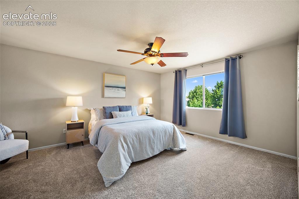 Image 6 of 24: Bedroom