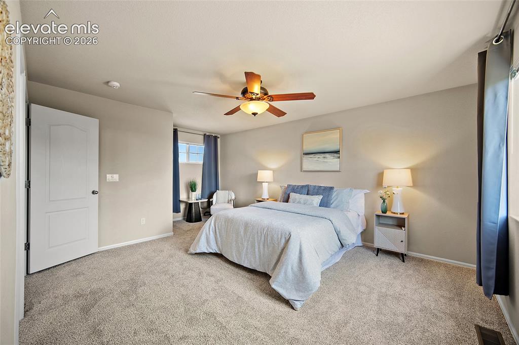 Image 7 of 24: Bedroom