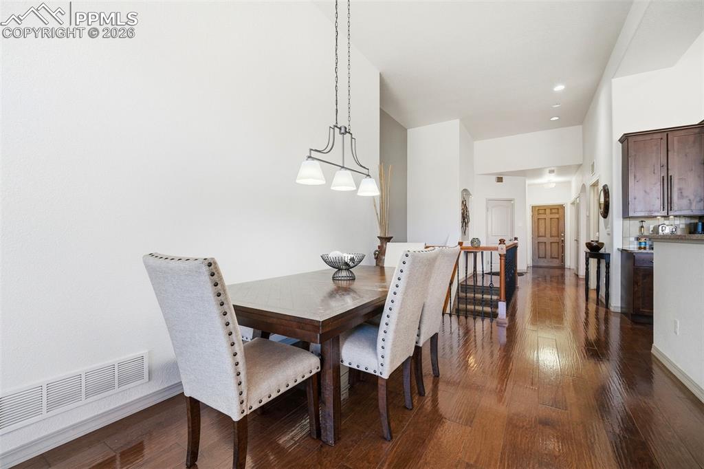 Image 12 of 50: Dining Area