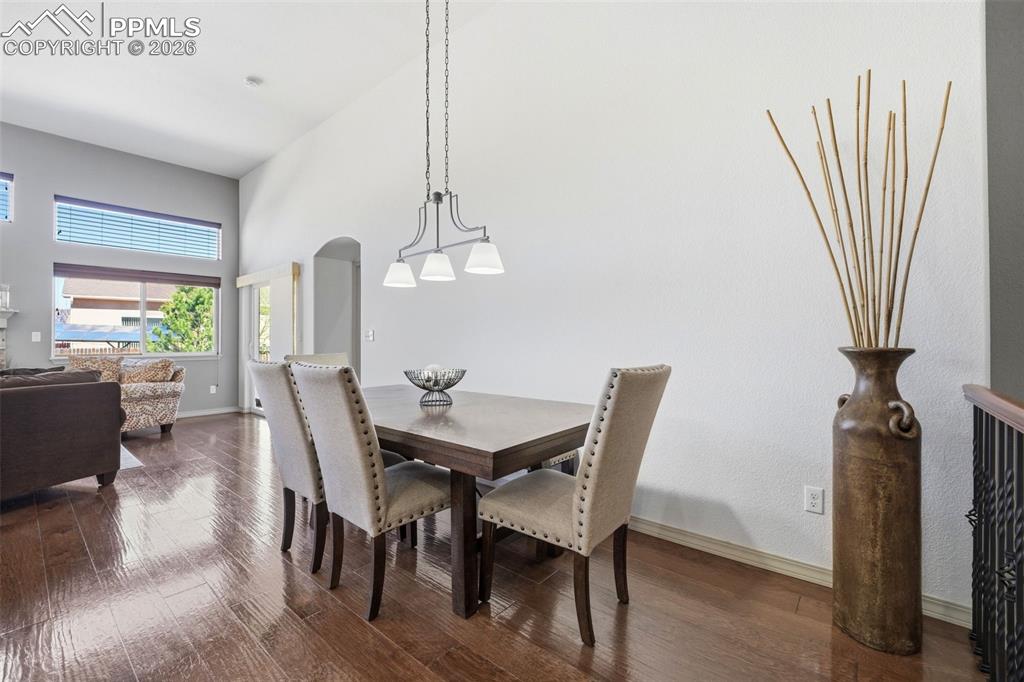 Image 14 of 50: Dining Area