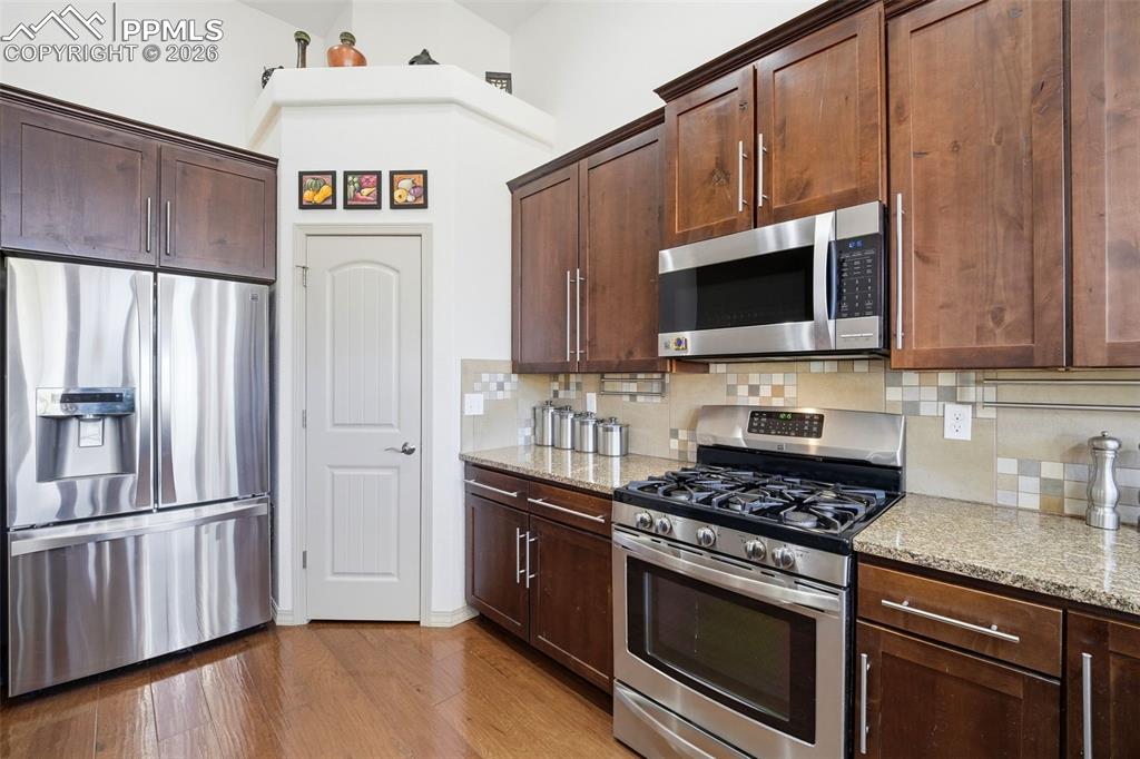 Image 15 of 50: Kitchen